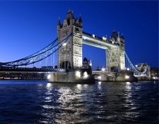 Vista nocturna de Tower Bridge