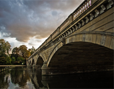 Puente que atraviesa el lago Serpentine del Hyde Park